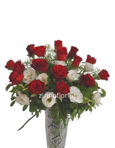 Bouquet di rose e fiori bianchi