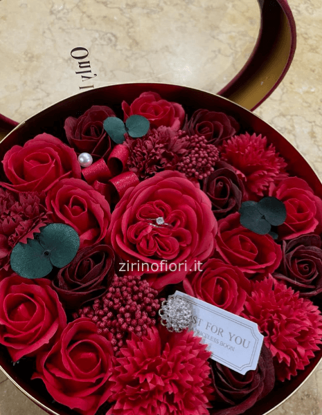 scatolo con rose rosse stabilizzate + fiori misti